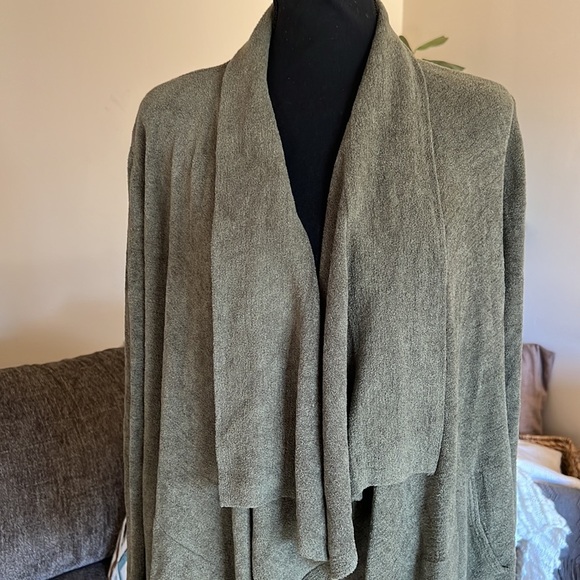 Barefoot Dreams Water fall
Olive Open Front Cardigan Size M - Picture 12 of 15